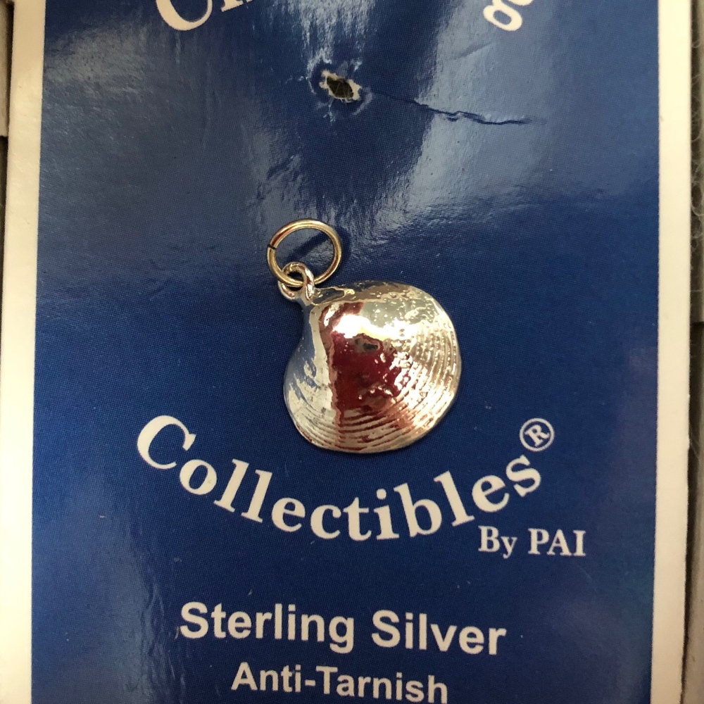 Sterling silver clam shell charm/New in box